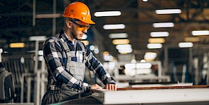 İş Hukukunda En Çok Sorulan 50 Soru: Tazminat, Fesih ve Ücret Rehberi (2026)